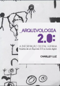 Capa vertical em preto, branco e roxo, com fundo formado por desenhos de traços irregulares, incluindo figuras humanas, formas circulares e um contorno semelhante ao mapa da América do Sul. Ao centro, há um retângulo branco levemente inclinado. Nele, aparece o título “Arquivologia 2.0”, com “Arquivologia” em cinza e “2.0” em roxo. Abaixo, lê-se “A informação digital humana” e, em letras menores, “Excertos de um Arquivista 2.0 no mundo digital”. No canto inferior direito do retângulo está o nome “Charlley Luz”.